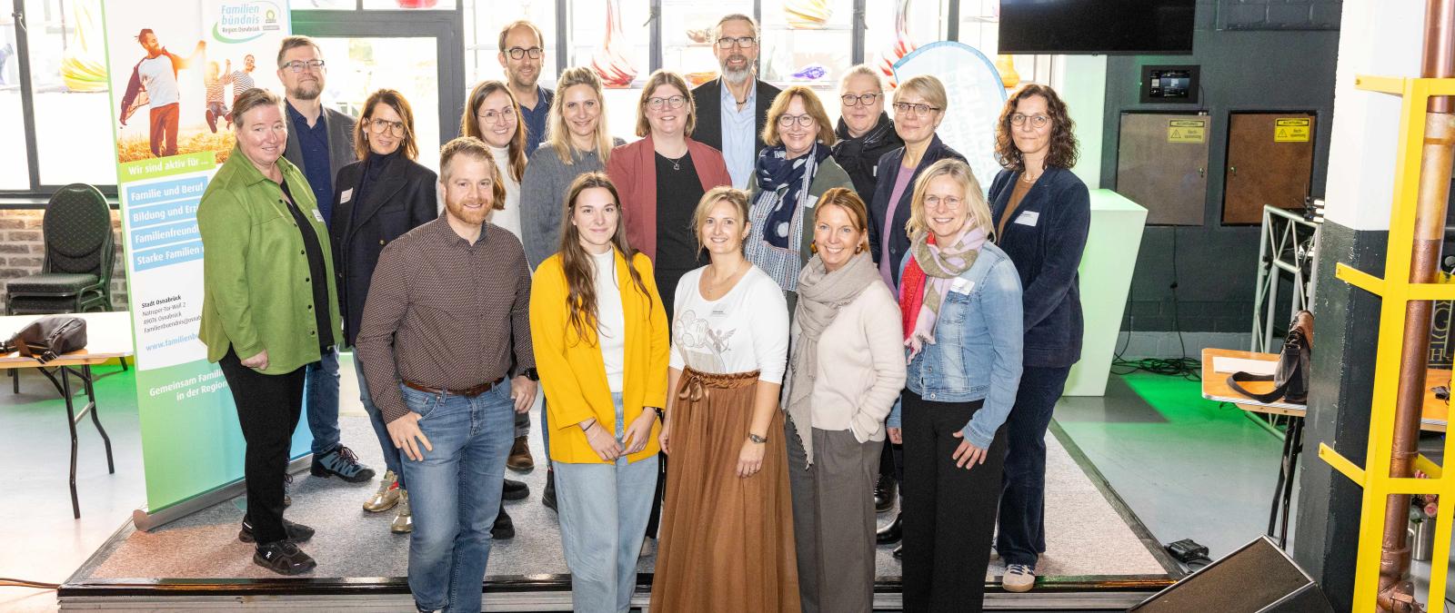 Personengruppe steht auf einer Bühne