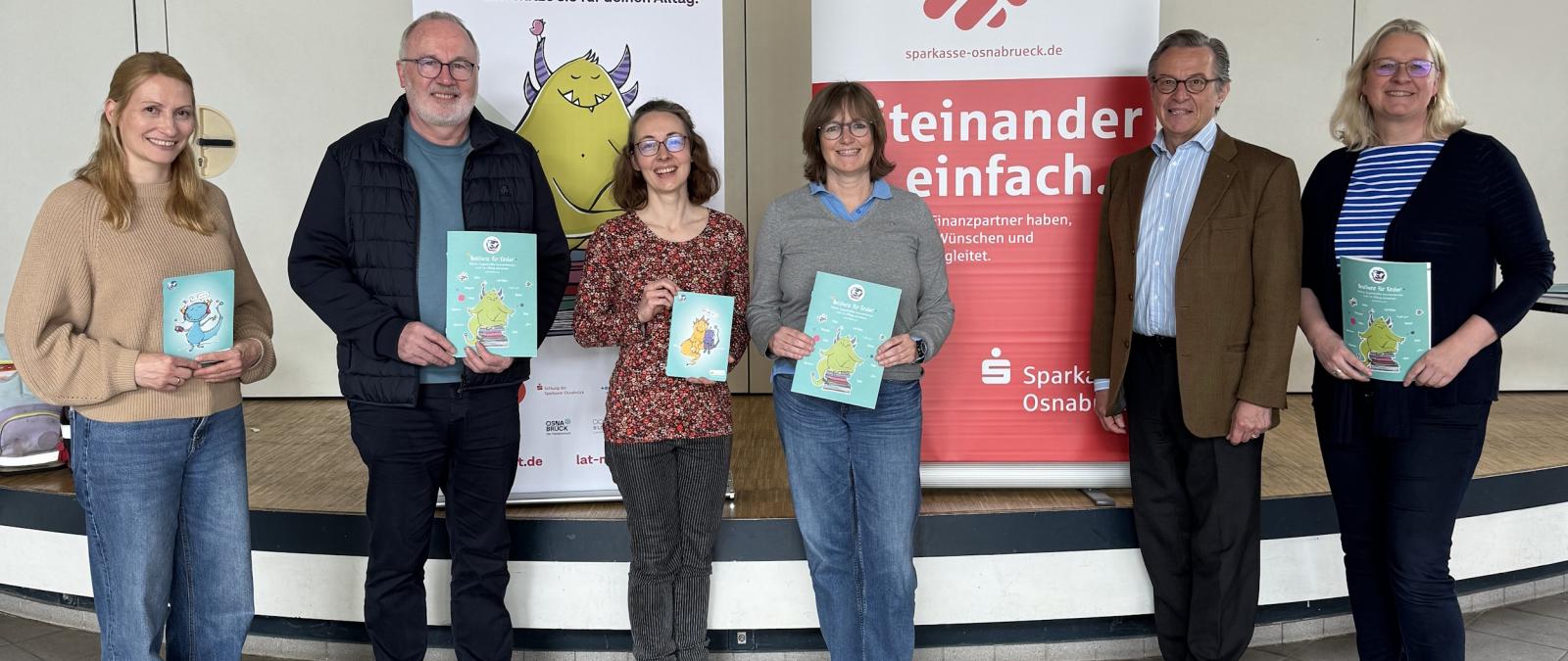 Sechs Personen stehen vor zwei Rollup Postern.