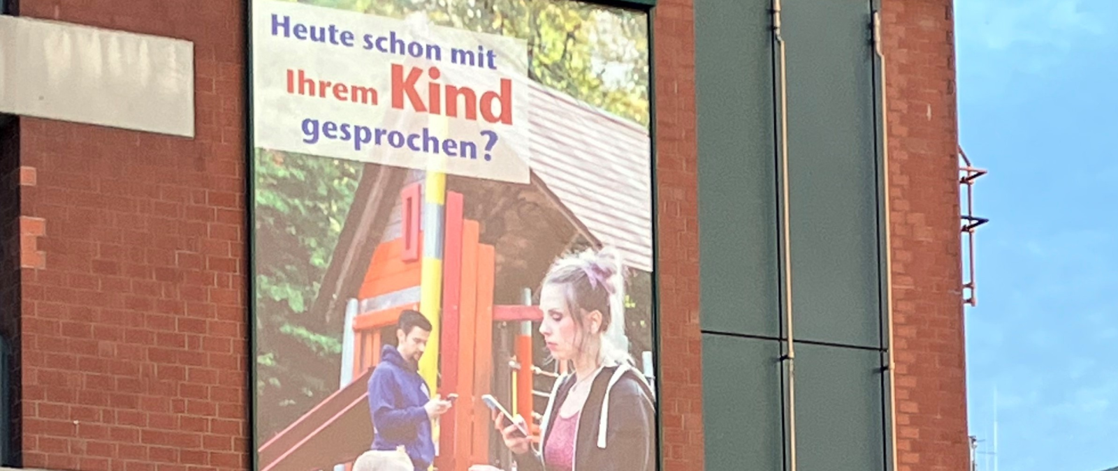 Plakat an einem Gebäude