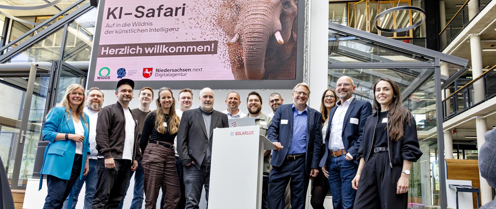 Personengruppe im Eingangsbereich eines Bürogebäudes