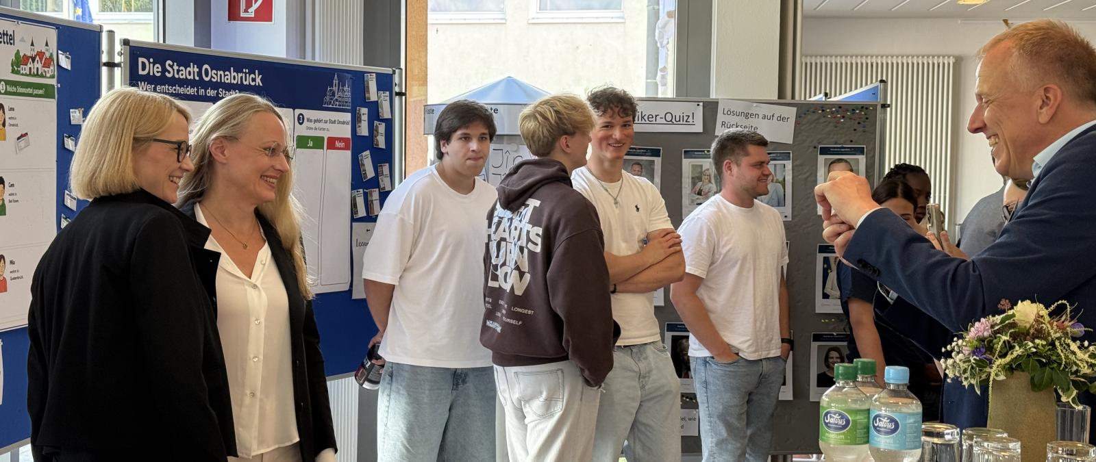 Zwei Personen werden von einer dritten Person fotografiert.
