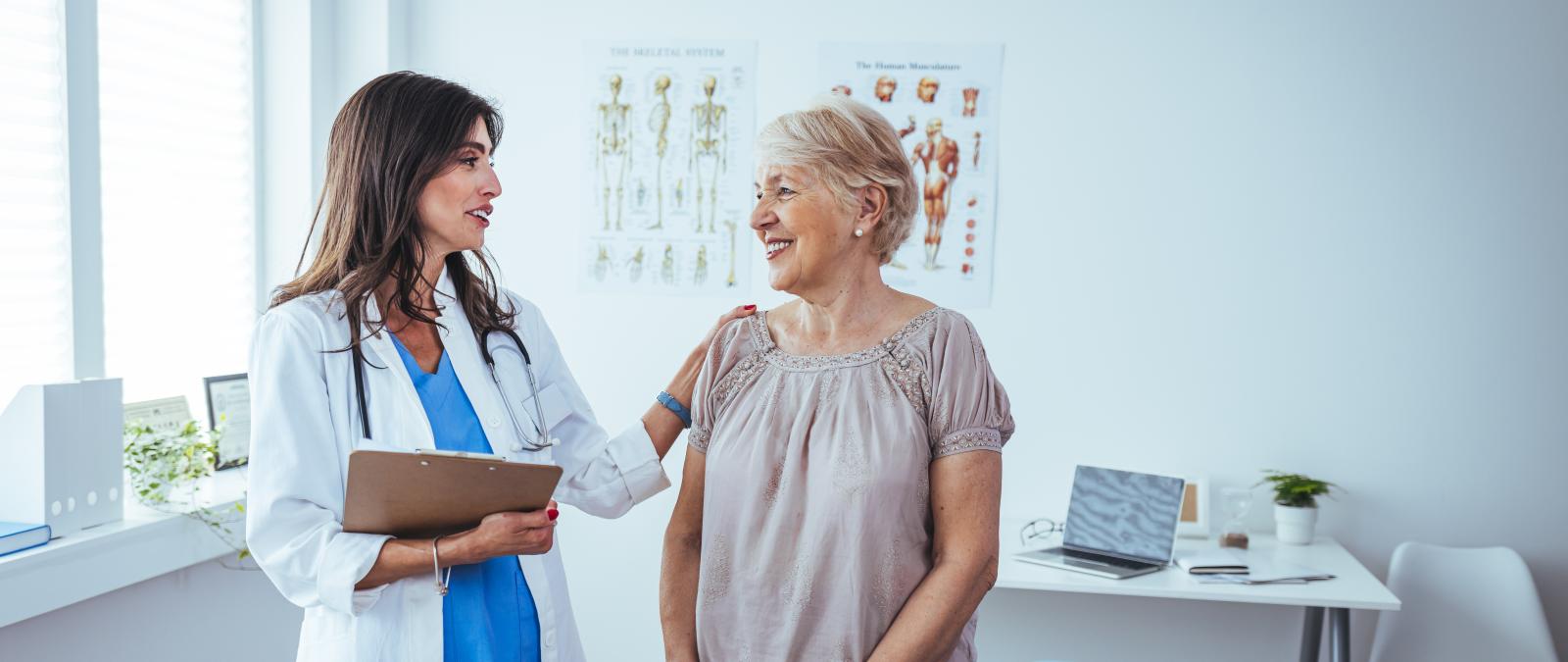Ärztin und Patientin im Behandlungszimmer