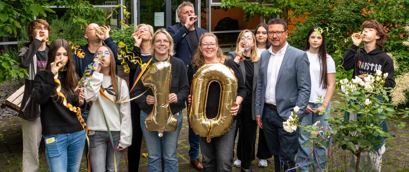 Personengruppe vor einem Gebäudeeingang