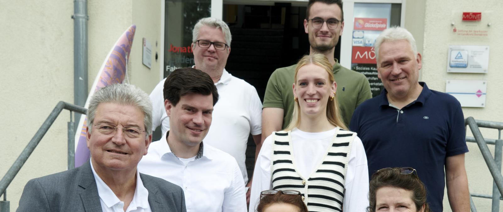 Personengruppe auf einer Treppe