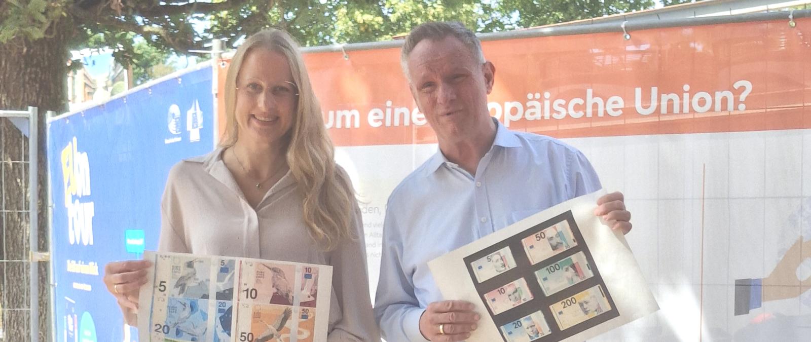 2 Personen vor Bauzaun