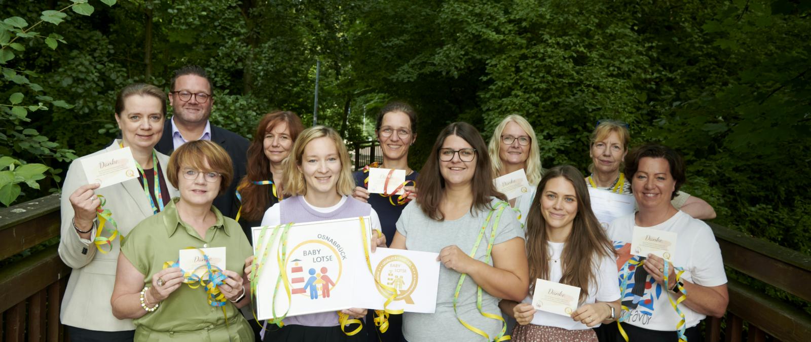 Gruppe von Personen mit Zertifikat