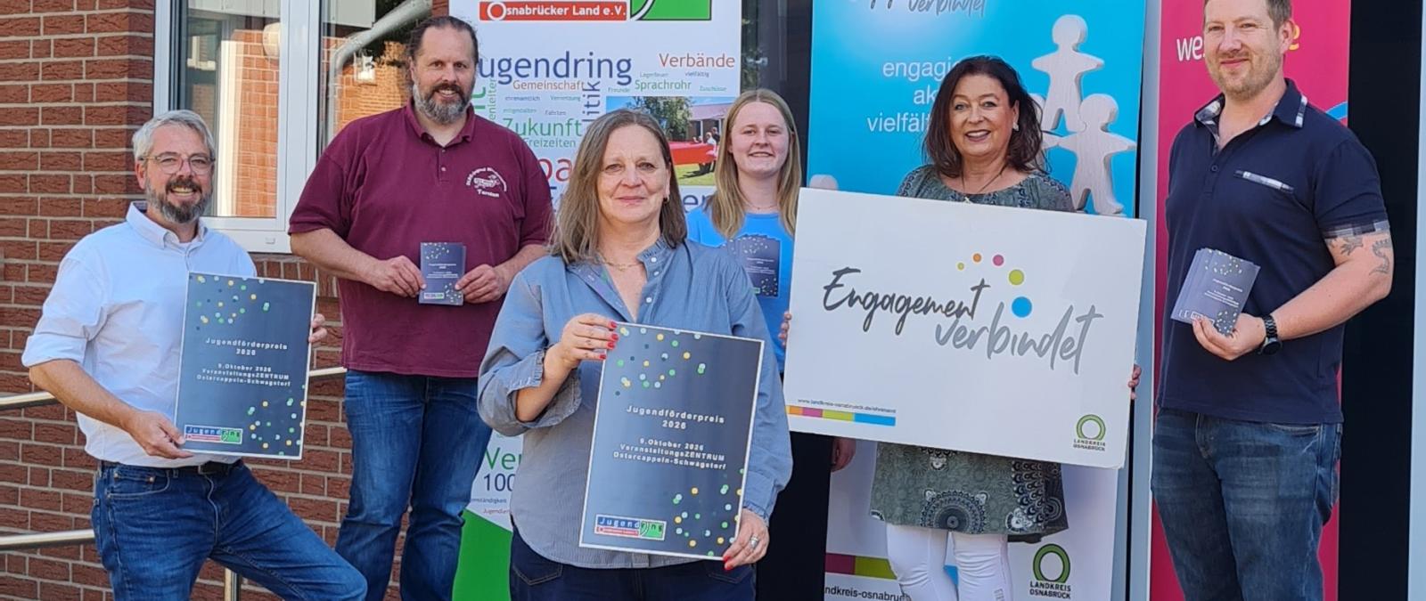 Gruppe von Personen mit Plakat