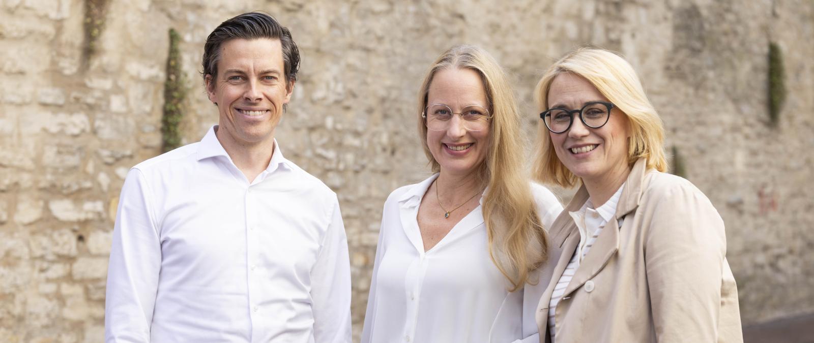 3 Frauen vor Hauswand