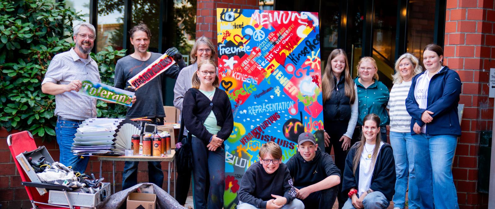 Gruppe von Personen mit Wandgemälde