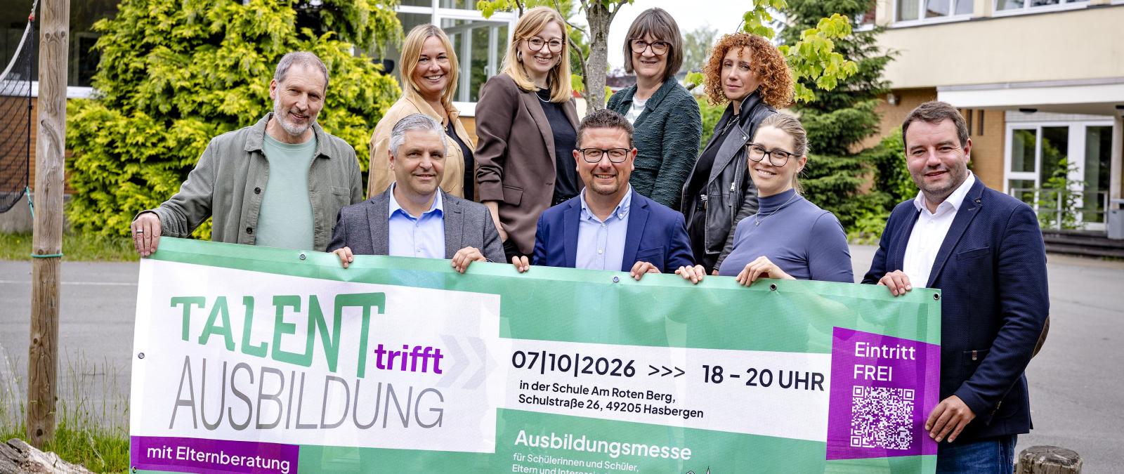 Personengruppe mit großem Banner vor sich