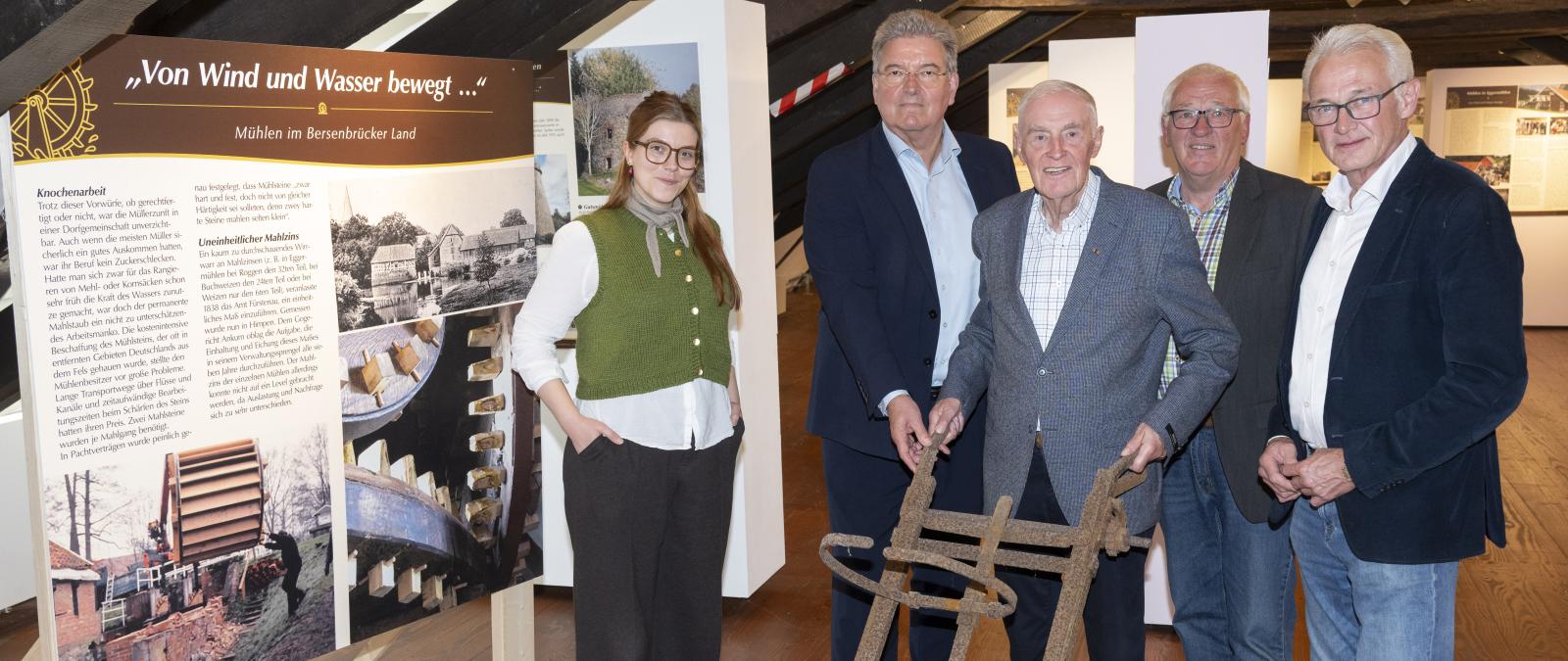 Fünf Personen in einem Ausstellungsraum