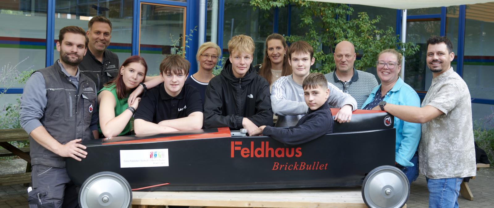 Gruppe von Jugendlichen mit Seifenkiste