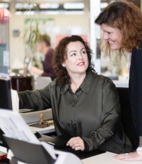 Zwei Personen an einem Schreibtisch