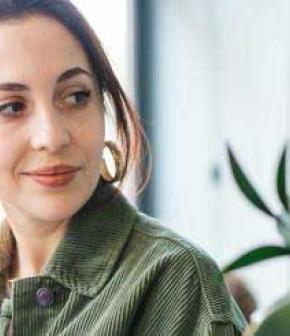 Eine Person neben einer Grünpflanze