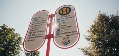 Haltestellenschild mit verschiedenen Station der Linie