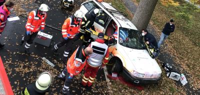 Einsatzkräfte von Rettungsdiensten und Feuerwehr auf einer Landstraße