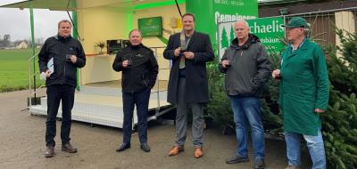 Fünf Personen stehen vor einem Informationsmobil der Firma Greenfiber