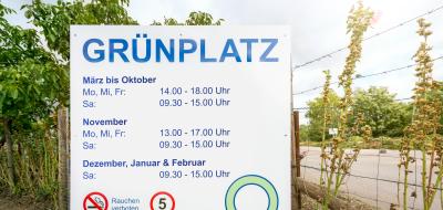 Schild Öffnungszeiten Grünabfall