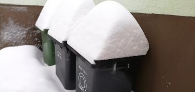 3 Abfalltonnen im Schnee