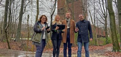 4 Personen im Freien mit Handy