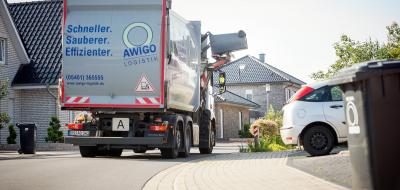 Müllwagen in Siedlung