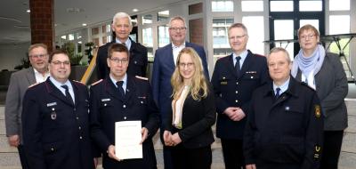 Gruppe von Feuerwehrleute (und Landrätin Kebschull) in einem Foyer