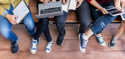 Studenten mit Laptop