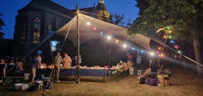 Baldachin vor einer Kirche am Abend