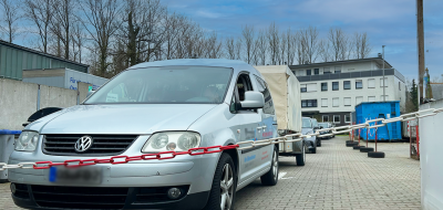 Autoschlange auf einem Gewerbehof.