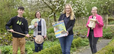 5 Personen im Garten