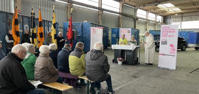 Gruppe von Leuten auf Bank sitzend in Halle