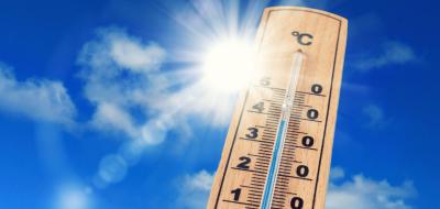 Ein Thermometer, das knapp 40 Grad Celsius anzeigt vor einem blauen Himmel