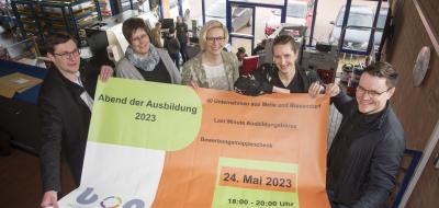 Personengruppe hält ein Banner