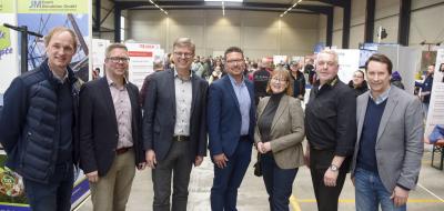 Personengruppe in Lagerhalle