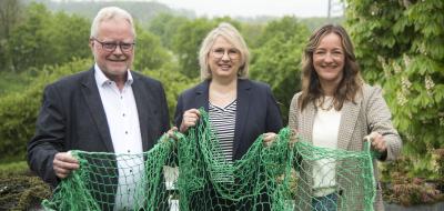 3 Personen mit Fischernetz