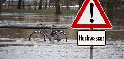 Schild mit Wort Hochwasser