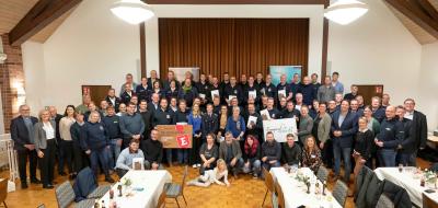 Gruppe von Menschen in einem Raum
