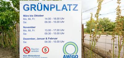 Schild mit Öffnungszeiten