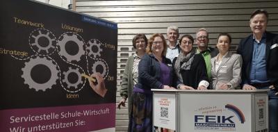 Gruppe von Personen vor Informationsstand