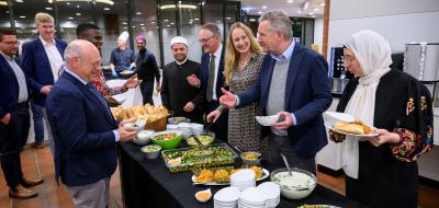 Eine Personengruppe steht an einem Buffet in einem Restaurant