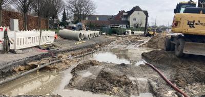 Eine vom Wasser überschwemmte Straßenbaustelle