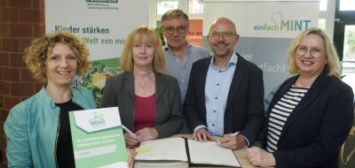 Fünf Personen an einem Stehtisch