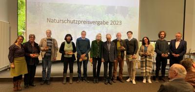 Gruppe von Personen vor Leinwand