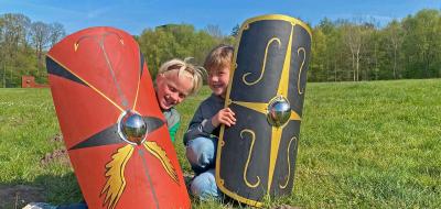 2 Kinder im Freien