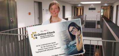 Eine Person hält ein Schild in die Kamera