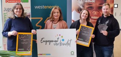 4 Personen mit Plakaten