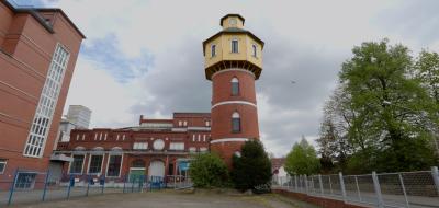 Blick auf ein Werksgelände mit Backsteinarchitektur