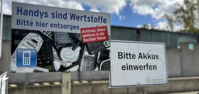 Hinweisschild auf einem Wertstoffhof mit der Aufschrift "Handys sind Wertstoffe"