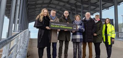 Gruppe von Personen unter Firmendach