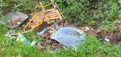 Müll liegt am Rand einer Wiese